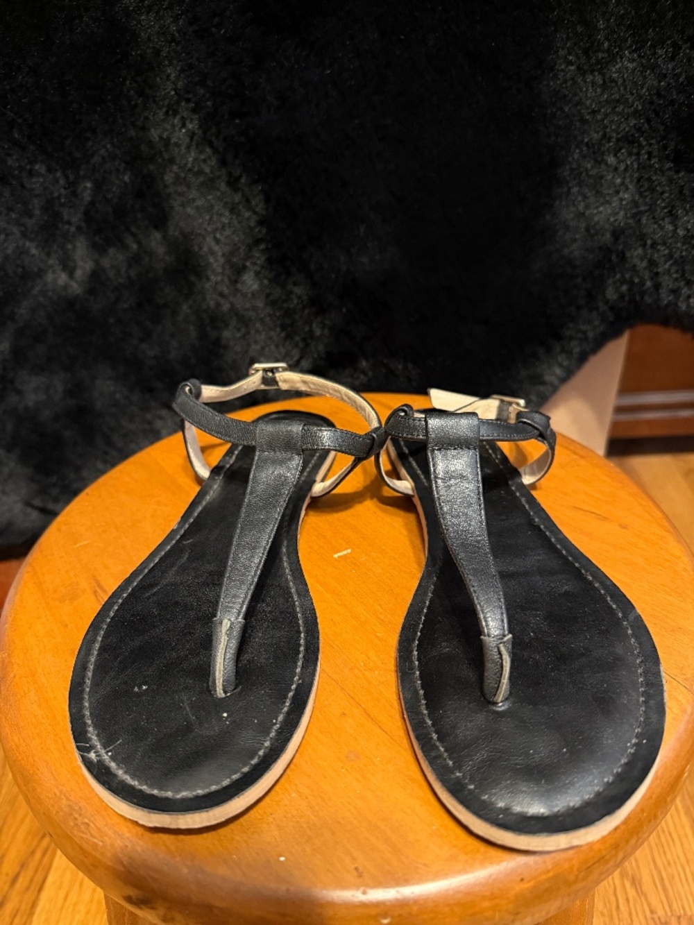 Nicole Miller black leather thong flat sandals